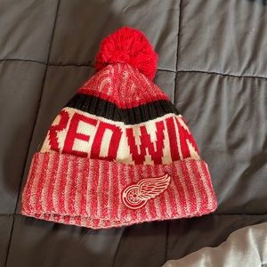 Red wings - Hockey team beanie with red puff 🪽